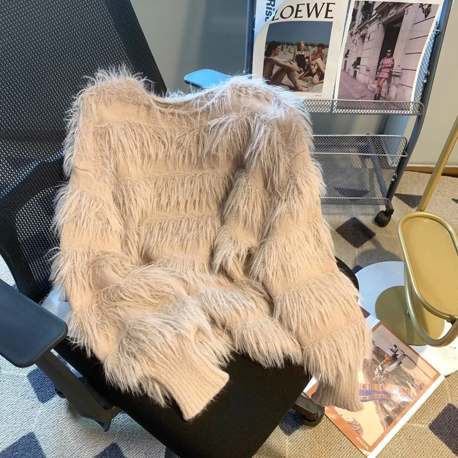 Популярная в этом году тенденция — это супер-фейный свитер с рукавами-фонариками