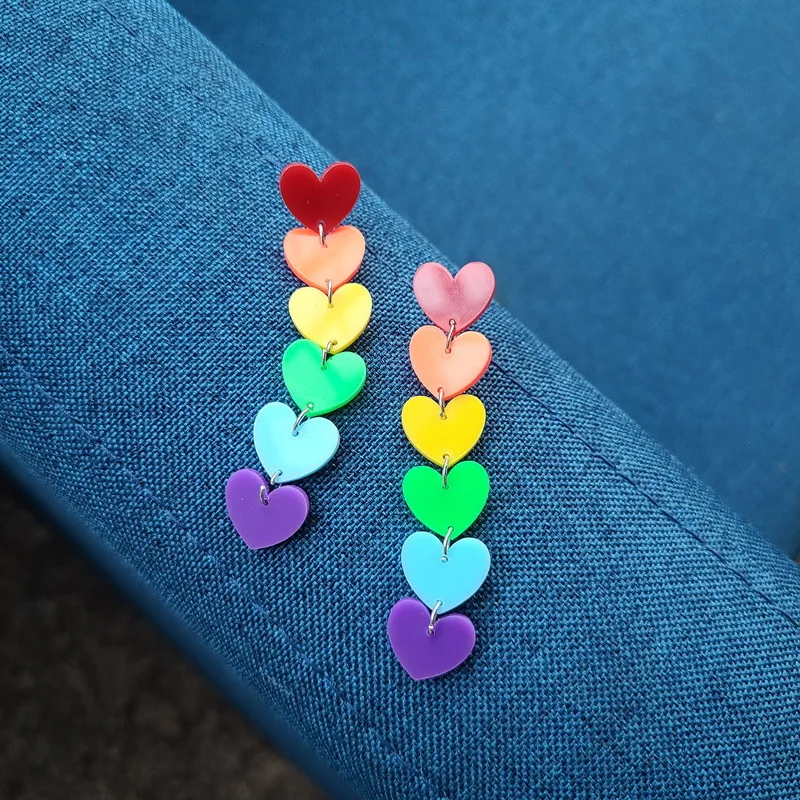 

Радужные, оранжевые, желтые, зеленые, синие, фиолетовые и шестицветные акриловые серьги в форме сердца с кисточками
