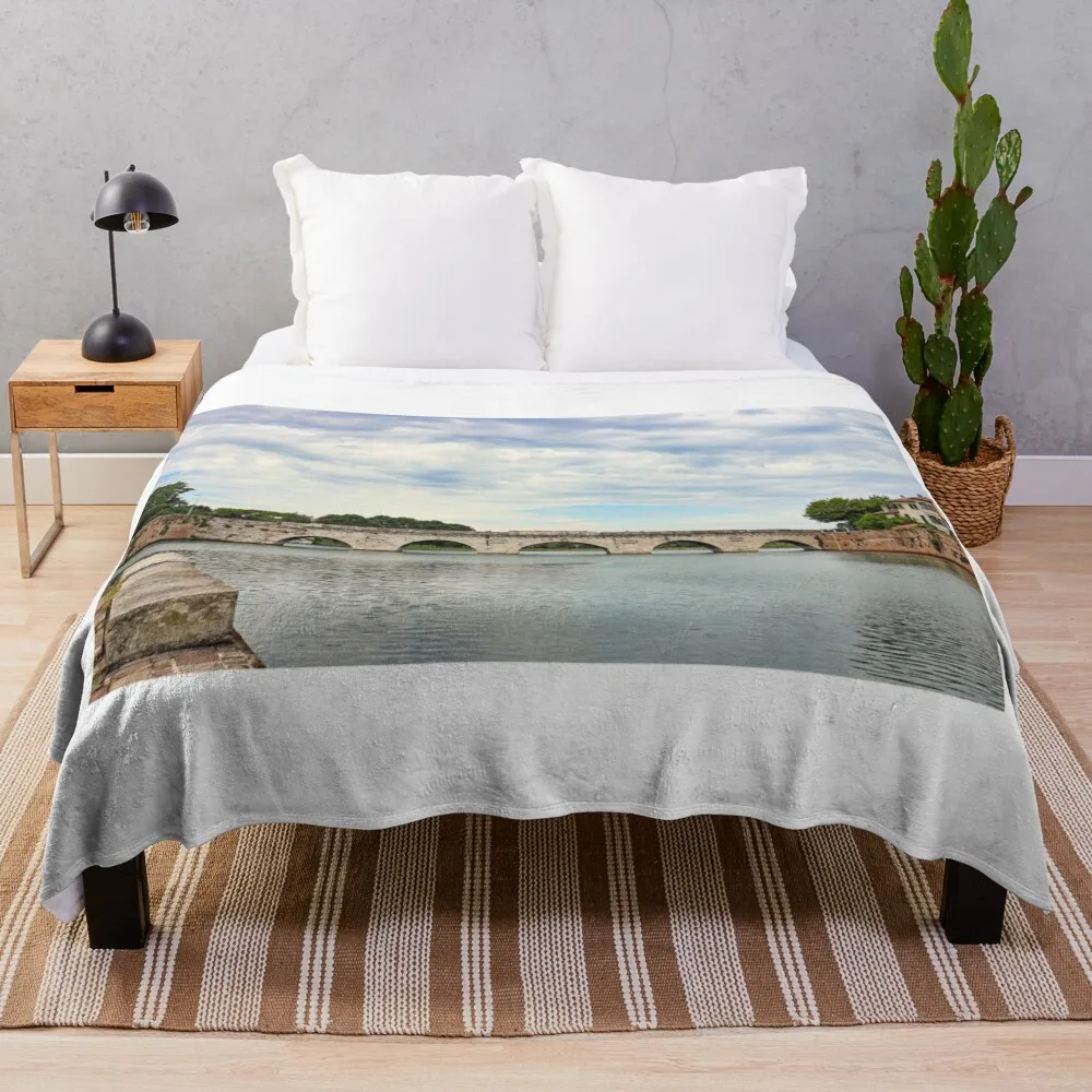 Кид Тибериус из древнего камня в Оддини Италия пледы мягкие клетчатые движущиеся