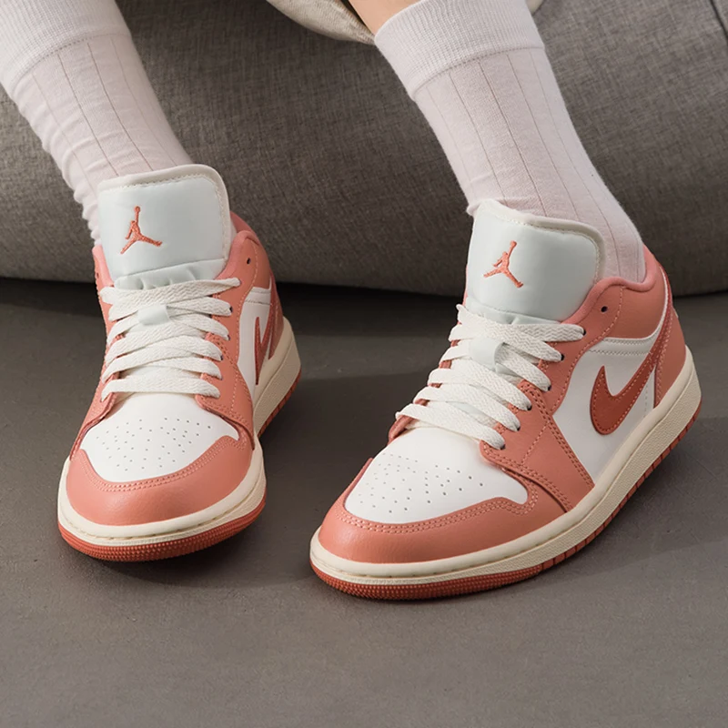 Фото Женские спортивные баскетбольные кроссовки Nike Air Jordan 1 Low с низким профилем для тренировок, модель DC0774-180 №4