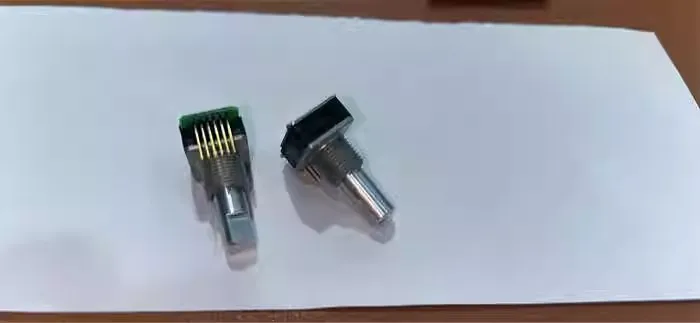 ЭНКОДЕР STEP с 24 ТОКАМИ С КНОПОЧНЫМ ПЕРЕКЛЮЧАТЕЛЕМ ДЛИНАМИ РЕЗЬБОМ 20 ММФ