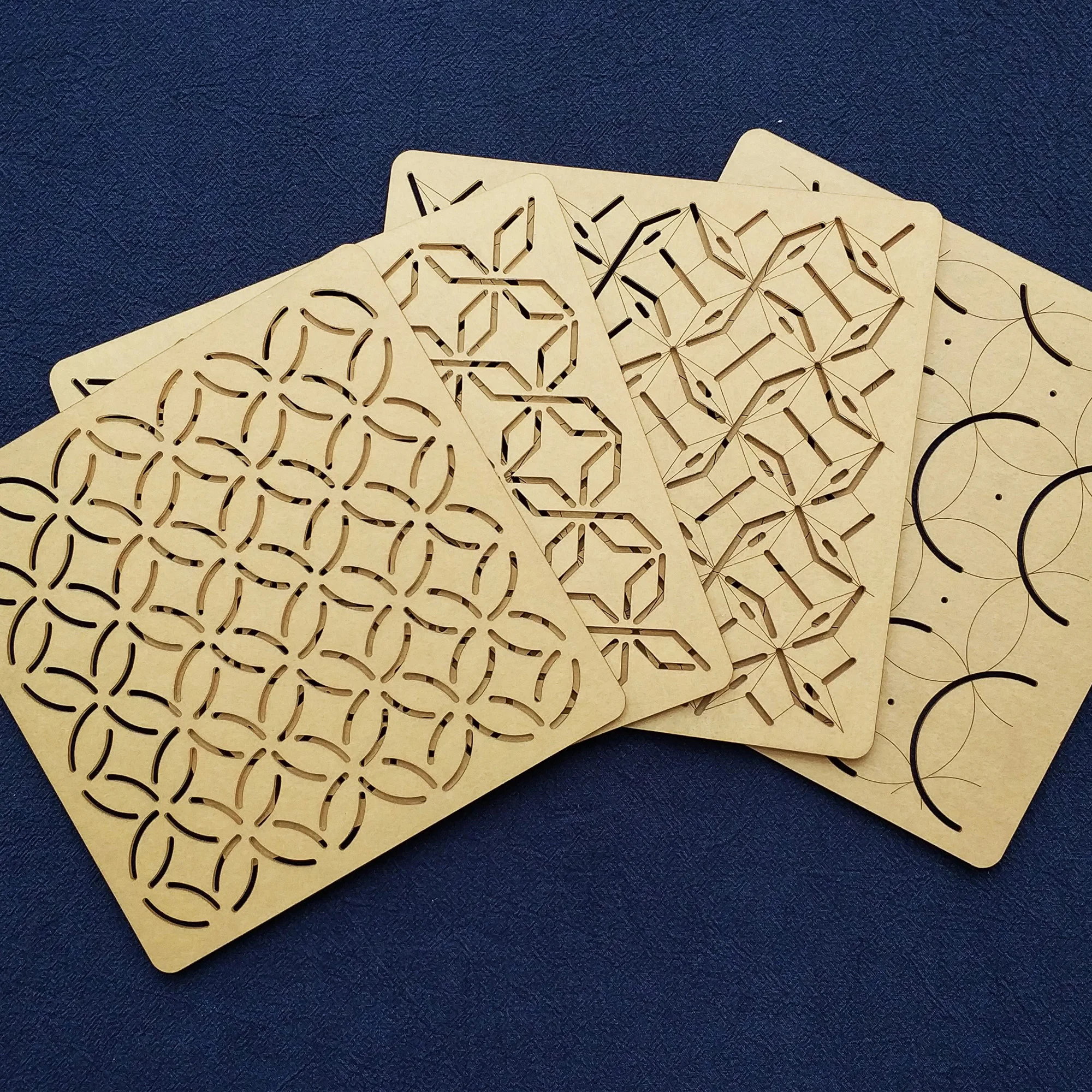 Клише для конгревного тиснения. Трафарет из пластика. Трафареты для рисования по ткани. Акриловый трафарет. Трафарет для рисунка на ткани.