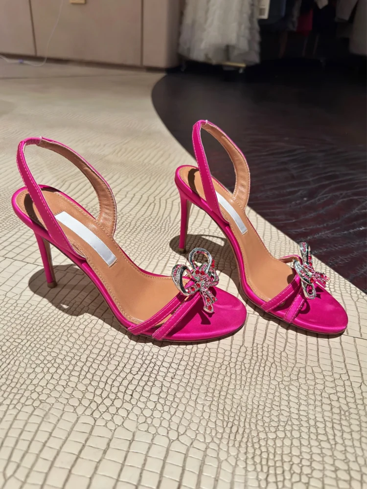 Женские босоножки на высоком каблуке серебристые