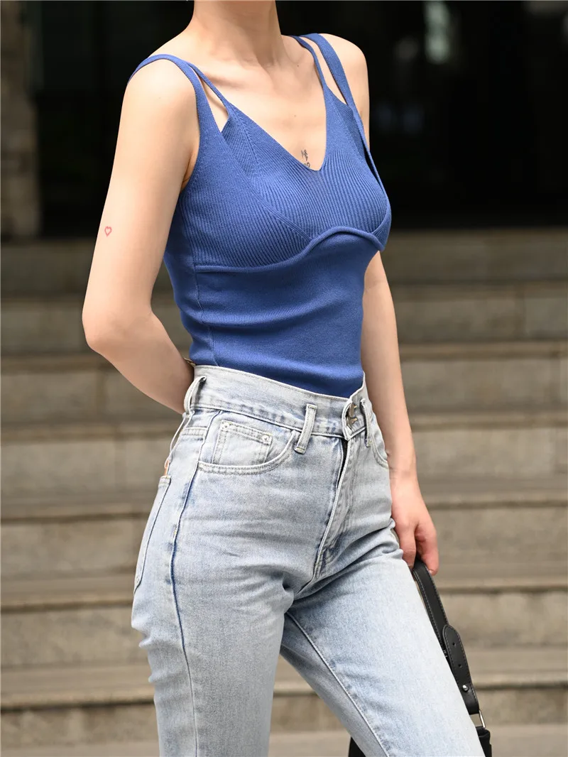 Женский трикотажный топ с двойными лямками и отделкой груди |