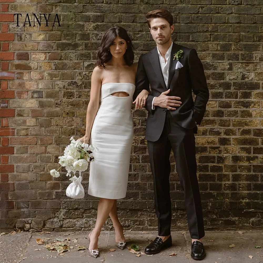 Короткое свадебное платье без бретелек мягкое атласное рукавов длиной ниже