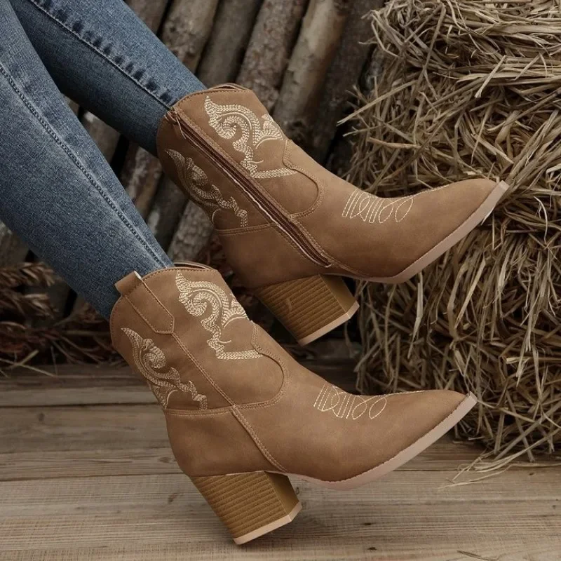 Женские короткие ботинки Челси с острым носком и вышивкой в стиле ретро