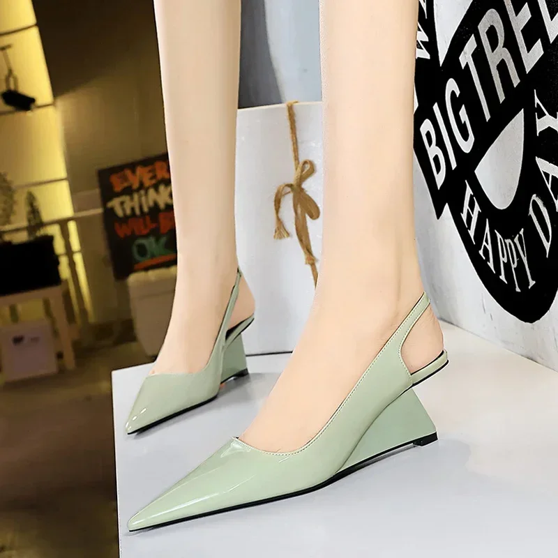 Женские модные дизайнерские туфли-лодочки из лакированной кожи с острым носком и