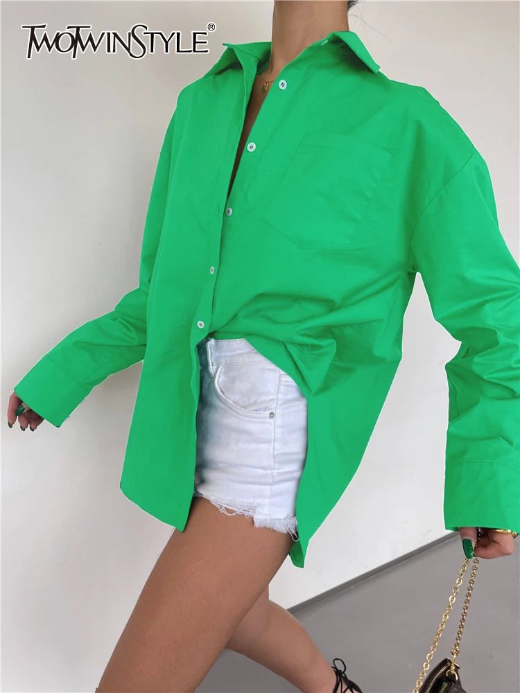 

TWOTWINSTYLE зеленые свободные рубашки для женщин с отворотом и длинным рукавом в стиле пэчворк однобортная Осенняя блузка женская модная одежда...