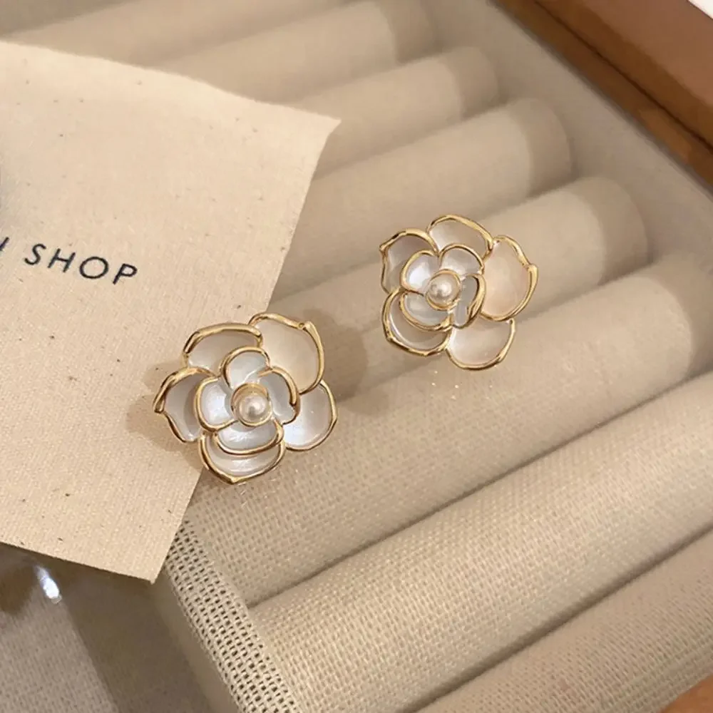 Простые жемчужно-белые серьги-гвоздики с камелией эмалированные серьги цветами