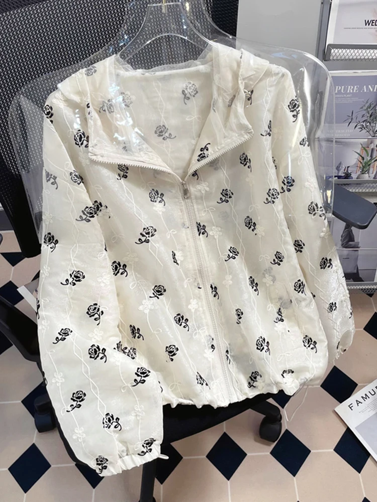

A GIRLS Long Sleeved Sunscreen Women 2023 Summer Lace Rose Embroidery Thin Hooded UV Coats Female Casual Breathable suntans Tops