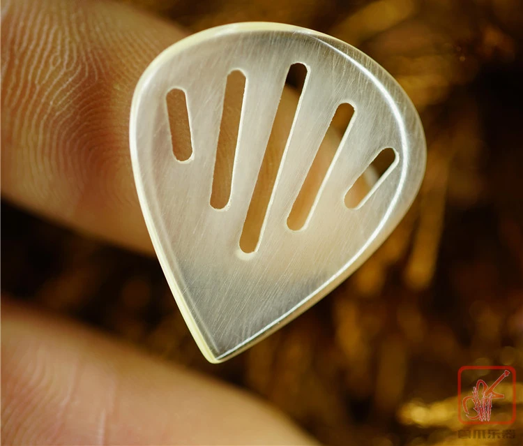 

Hand-Polished Wear-Resistant Non-Slip Electric Guitar Pick