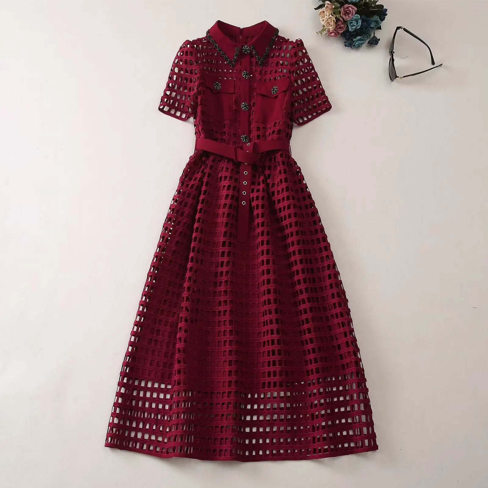 

Женская одежда в европейском и американском стиле, Новинка лета 2023, модное платье с коротким рукавом, отложным воротником и ремнем с заклепками, XXL