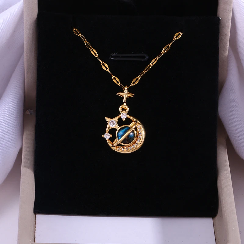 Колье со звездой в стиле Y2K создает ощущение роскоши и нишевого дизайна для