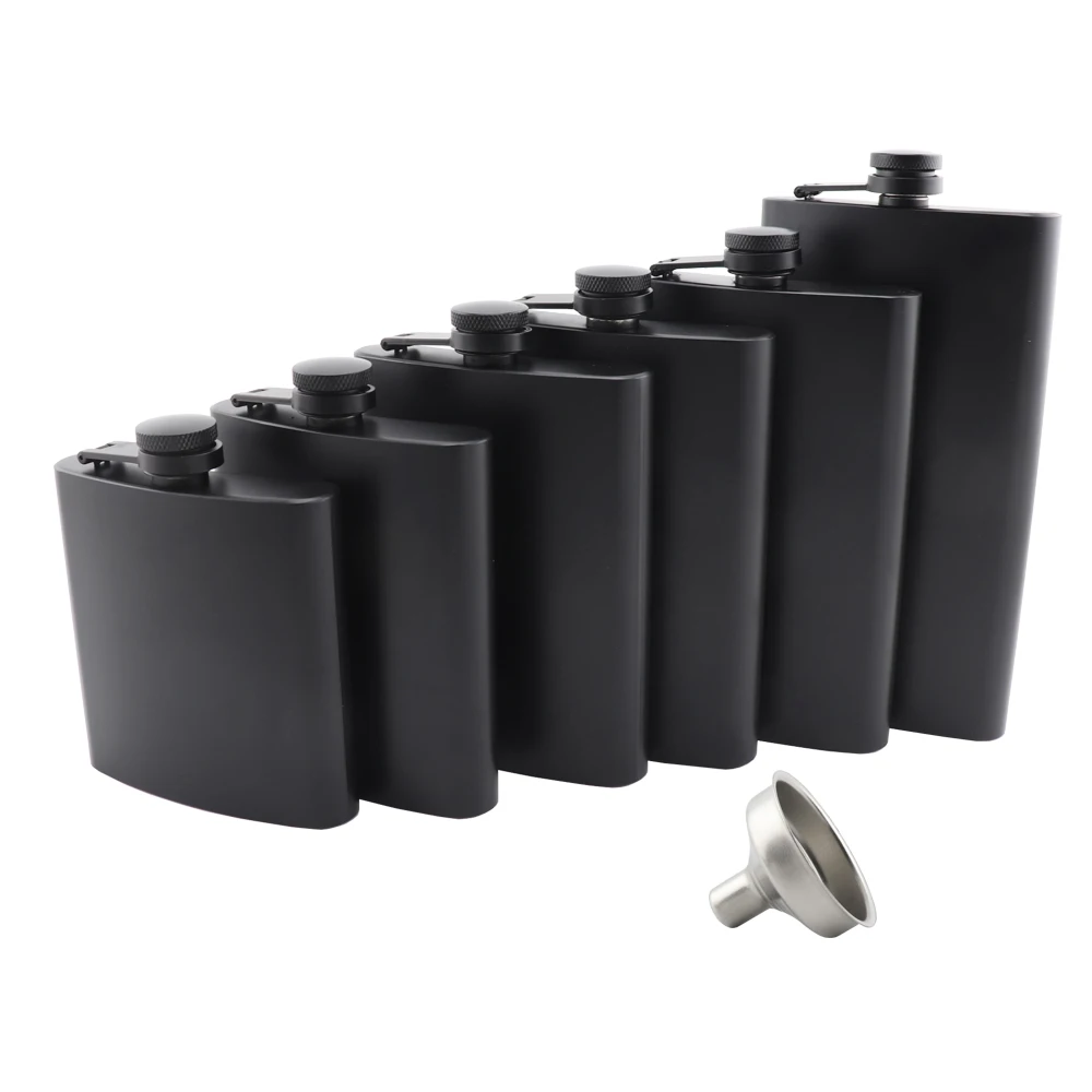 Матовая черная плоская фляжка на бедрах