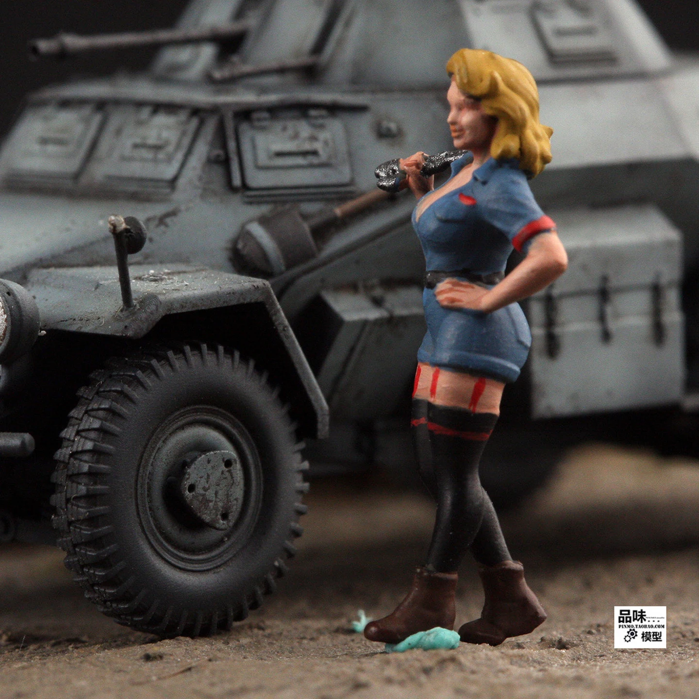 Фото Масштабная модель из смолы 1:72: Немецкая девушка (1 фигура) – аксессуар для сцен, коллекционная модель, подарок для взрослых, классический сувенир, статическая фигурка для демонстрации №2