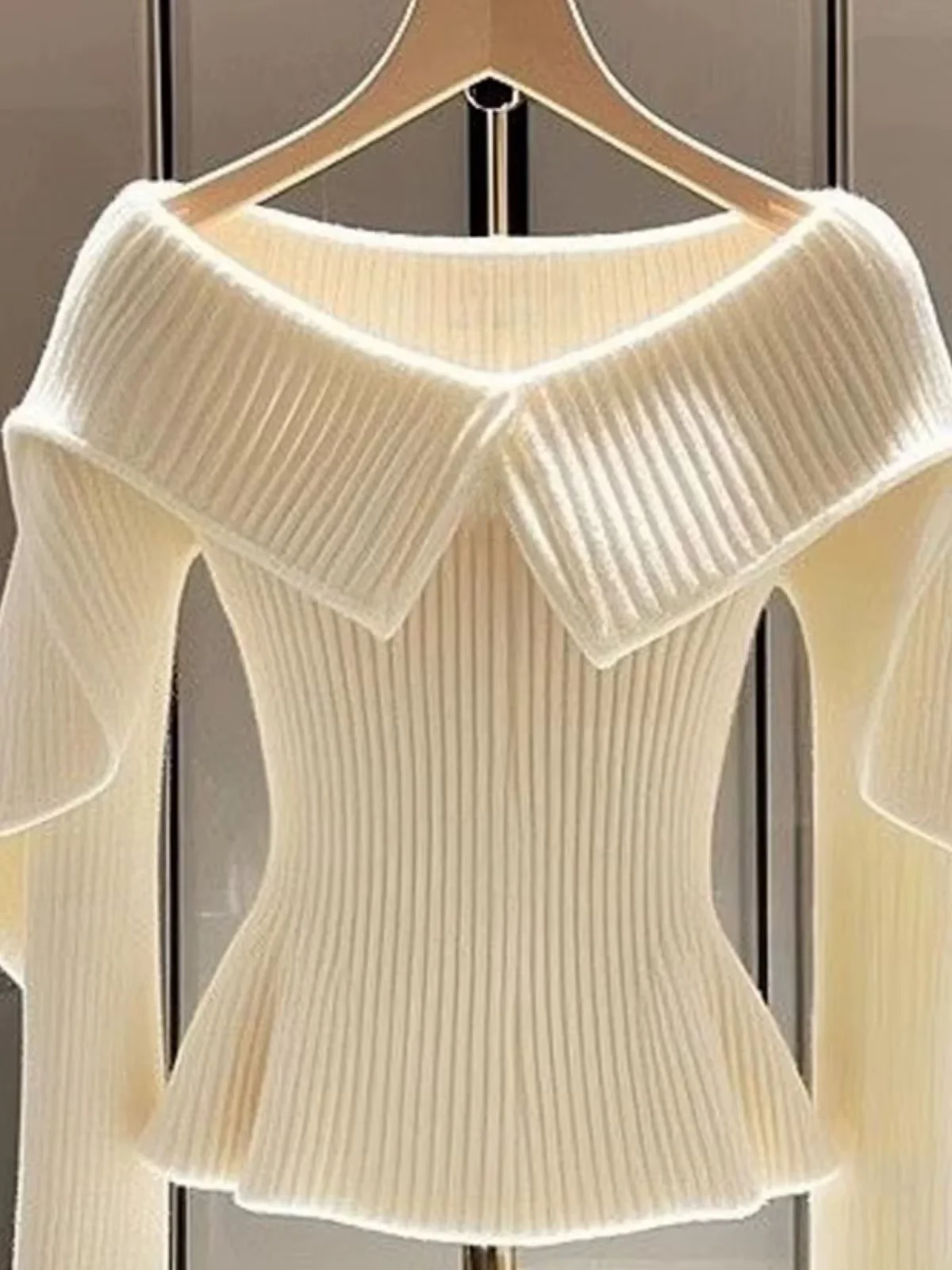 Белоснежный свитер с прямыми плечами и лацканами на талии