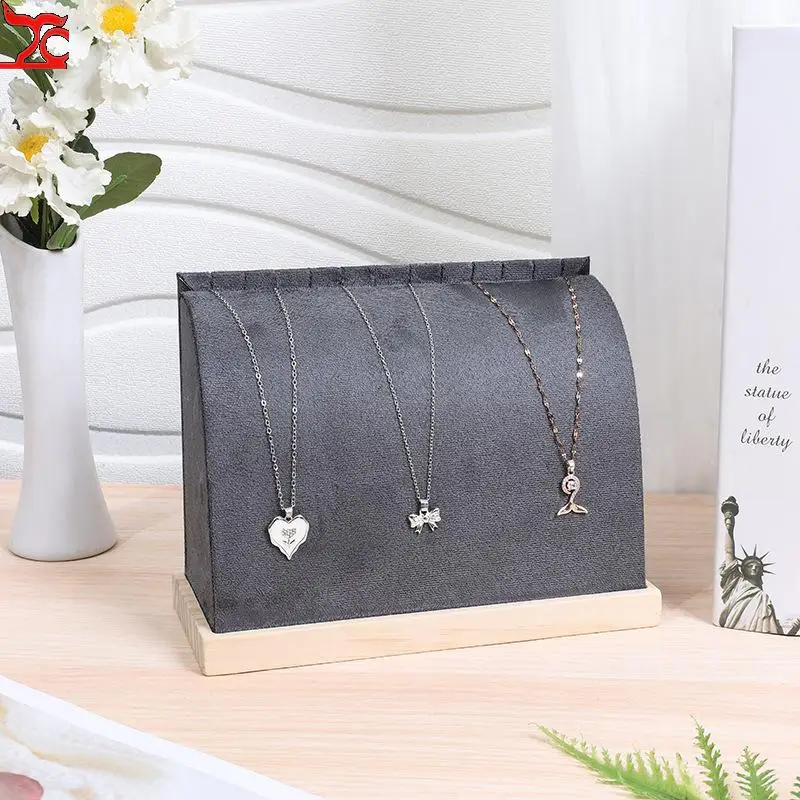 Рисунок 5 - Вельветовая стойка для демонстрации ожерелья