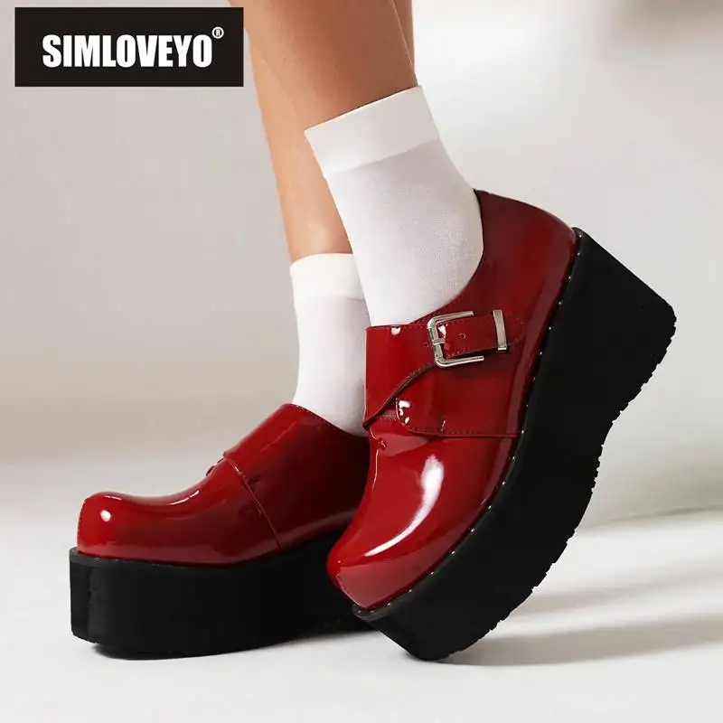 

SIMLOVEYO женские туфли-лодочки из лакированной кожи с круглым носком на танкетке 7 см на платформе высотой 5 см с ремешком с пряжкой женская обувь для отдыха в готическом стиле