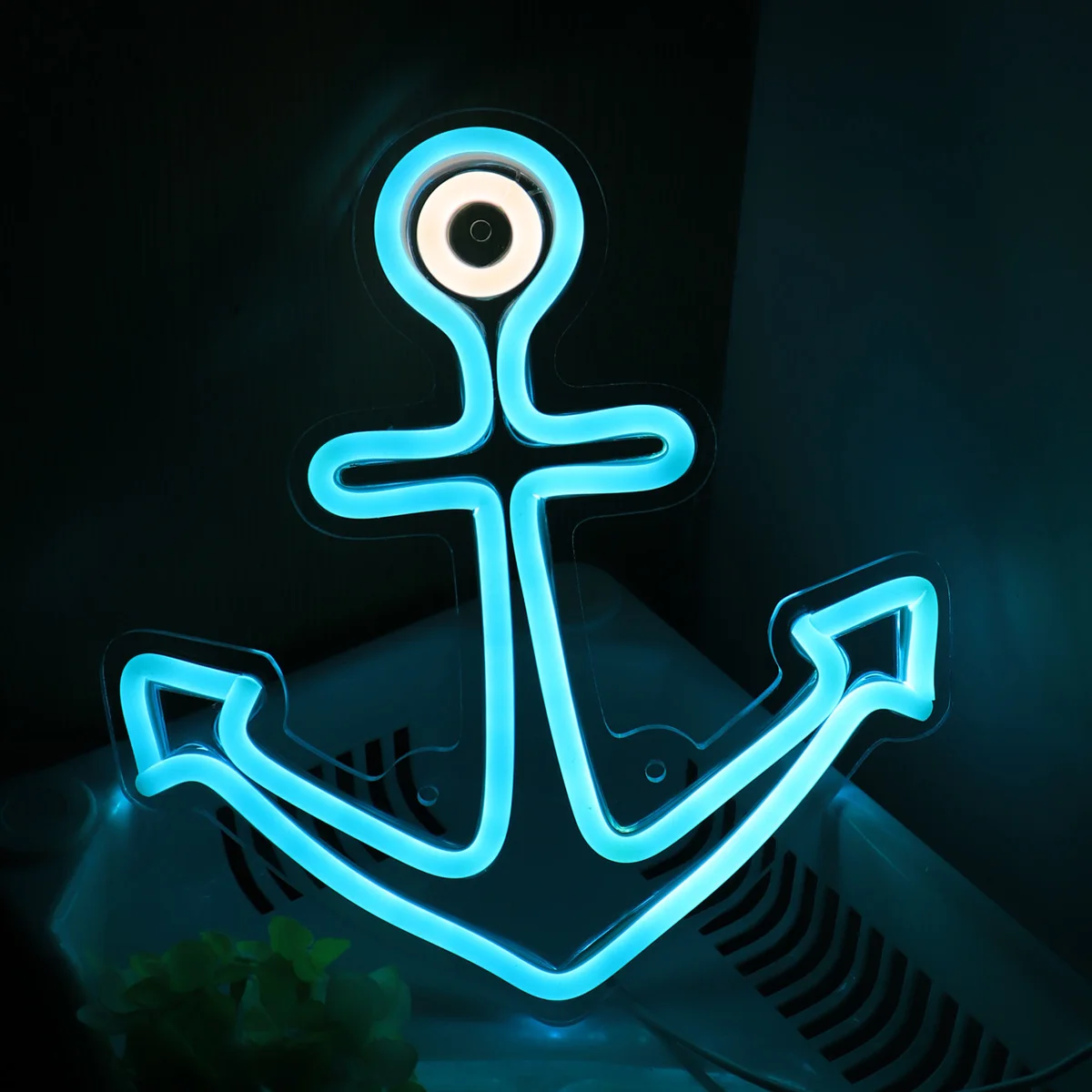 Рисунок 4 - необычная настенная лампа с якорями