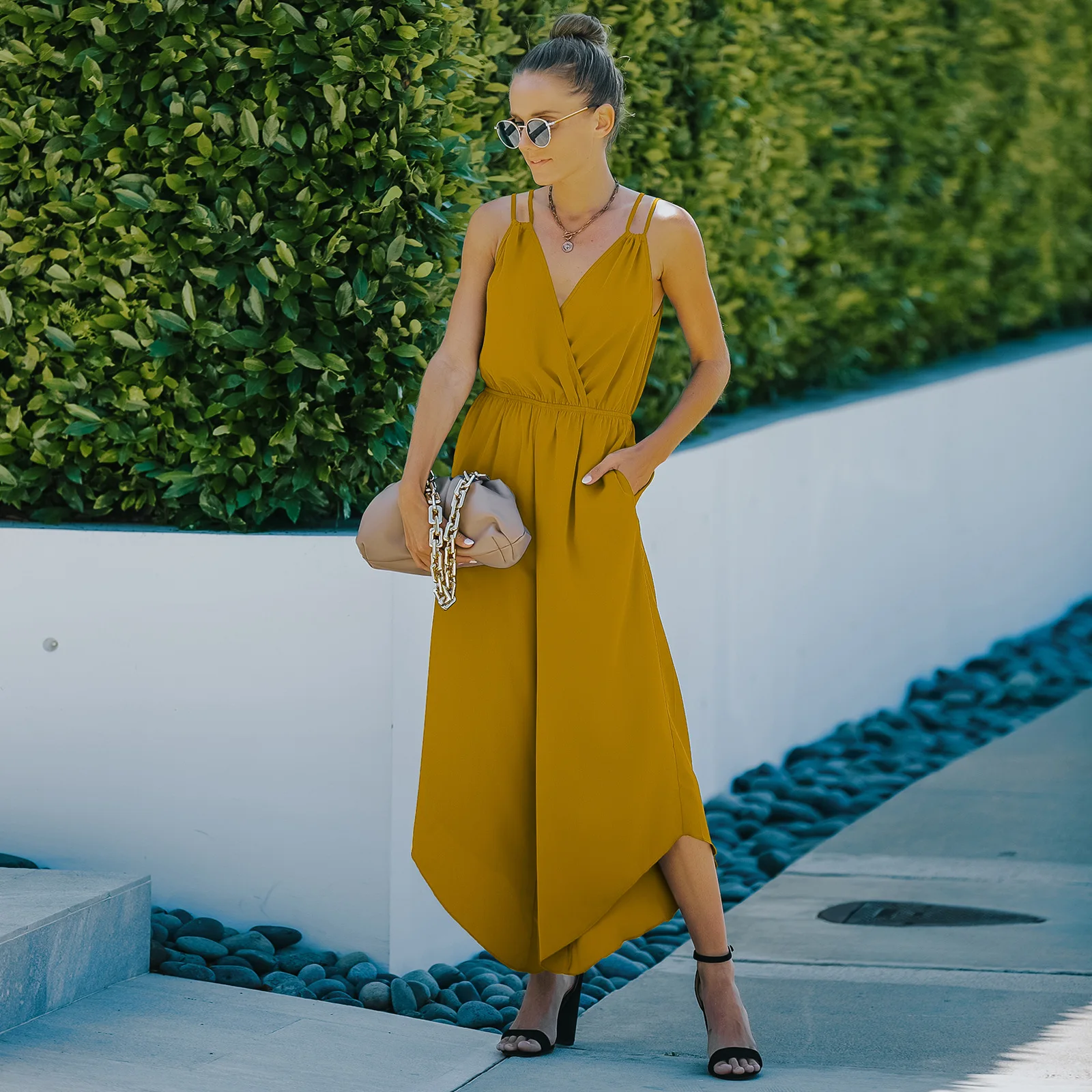 

2022 European and American Spring And Summer New Women's Temperament Commuter Solid Color Suspenders Wide Leg Jumpsuit