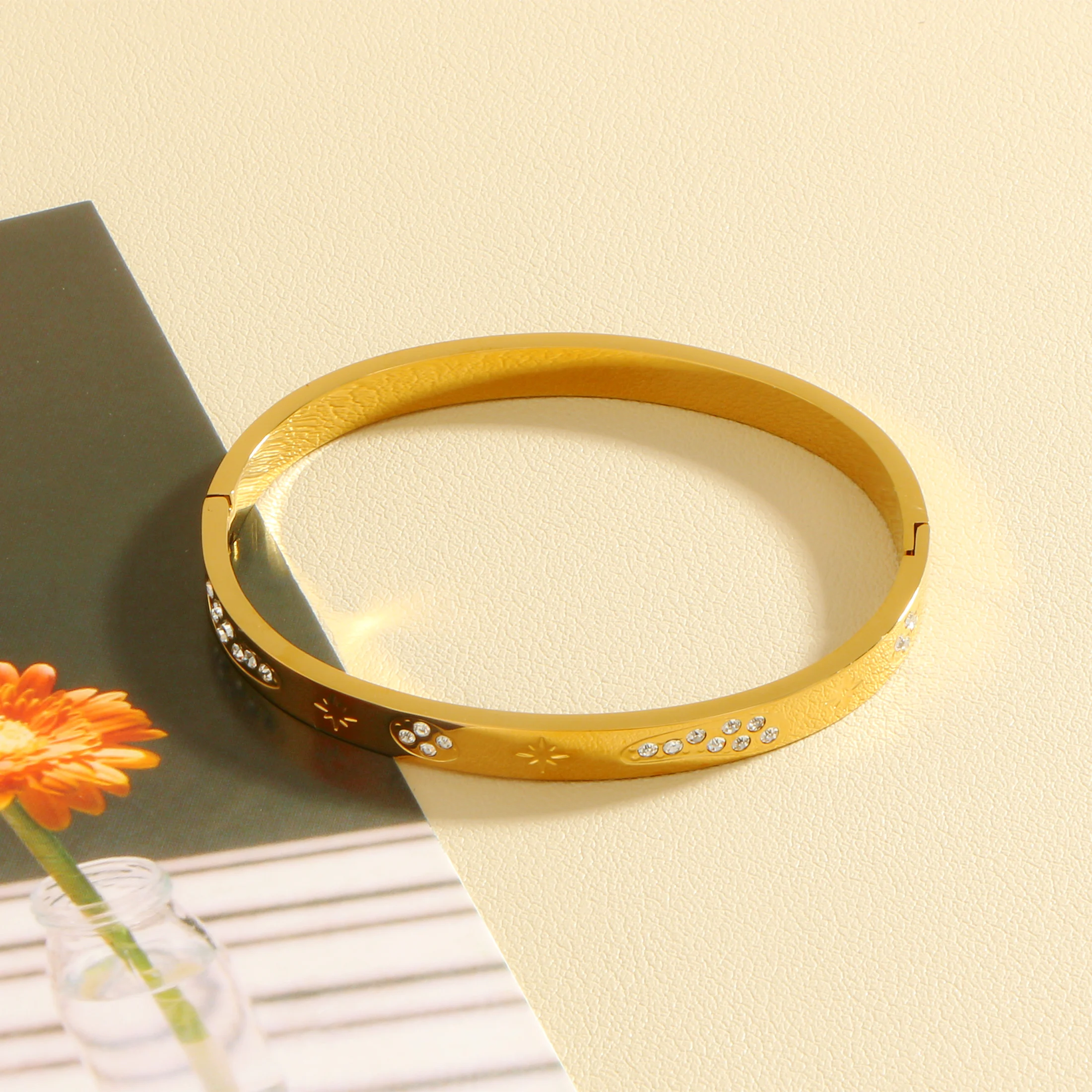 Женский браслет с гравировкой нестандартный инкрустированным цирконием