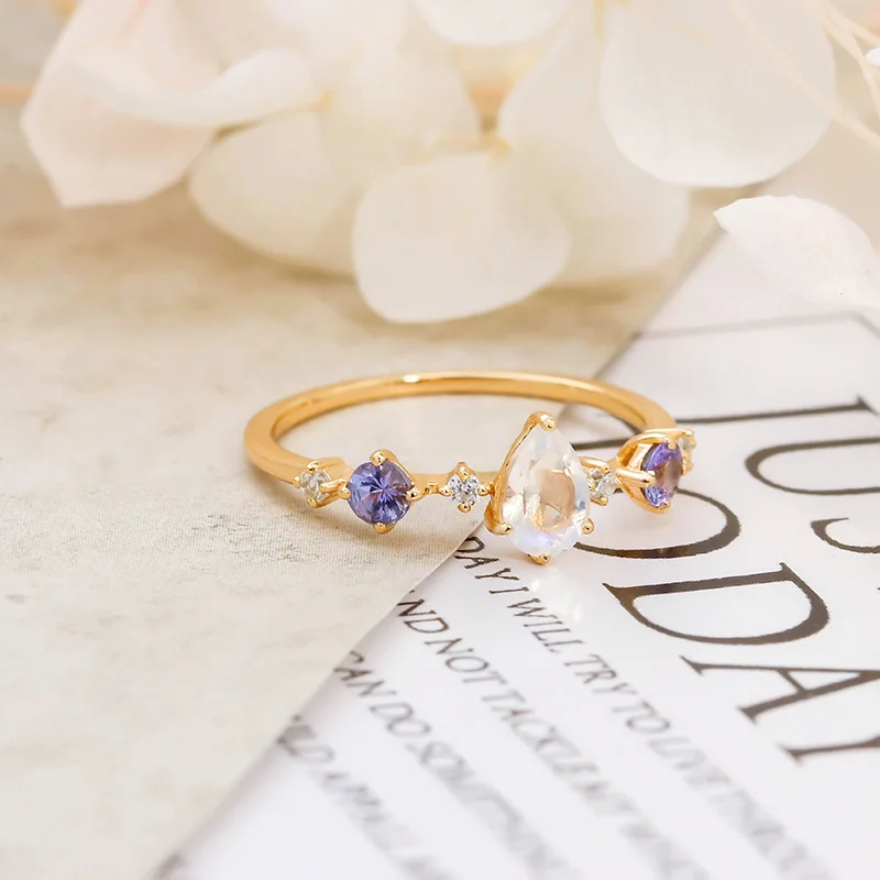 Женское кольцо из серебра 925 пробы с танзанитом