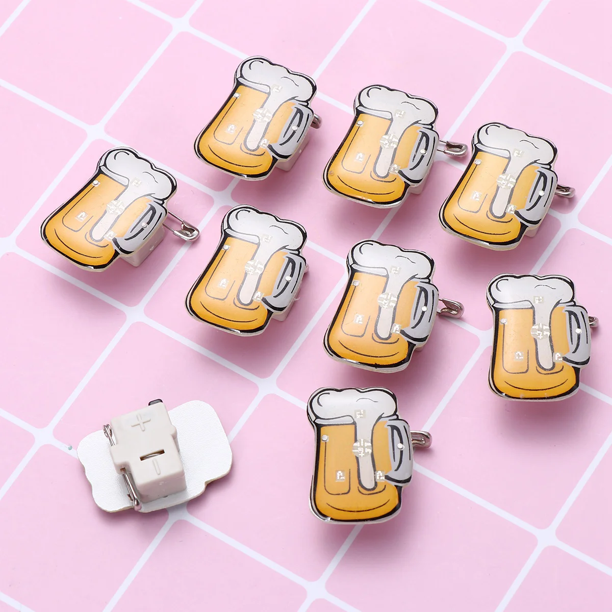 

25pcs Cartoon Beer Mug Flashing LED Light Up Badge Brooch Party KTV Bar Favors Random Color Oktoberfest Decoration