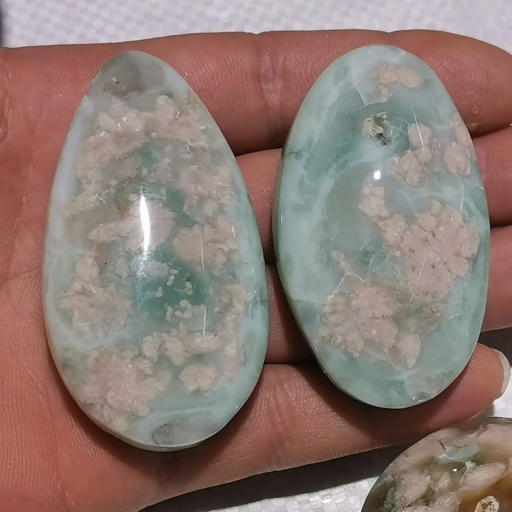 

120g Natural stone Green cherry blossom agate Sardonyx agate palm stones playthings small stones and crystals healing crystals