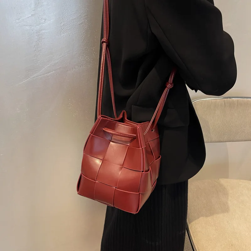 

Autumn winter texture bag 2021 new bag female bag ins niche woven messenger bag fashion all-match bucket bag women handbags