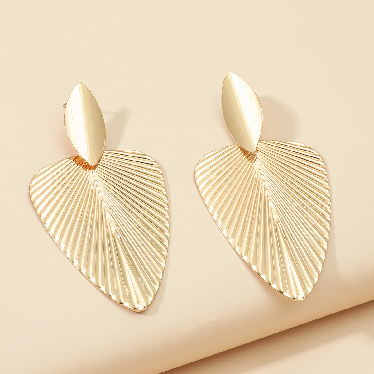 

New 2023 France Exaggerated Geometric Metal Wind Leaf Earrings Fashion Personality Versatile Earrings Women'S Jewelry Wholesale