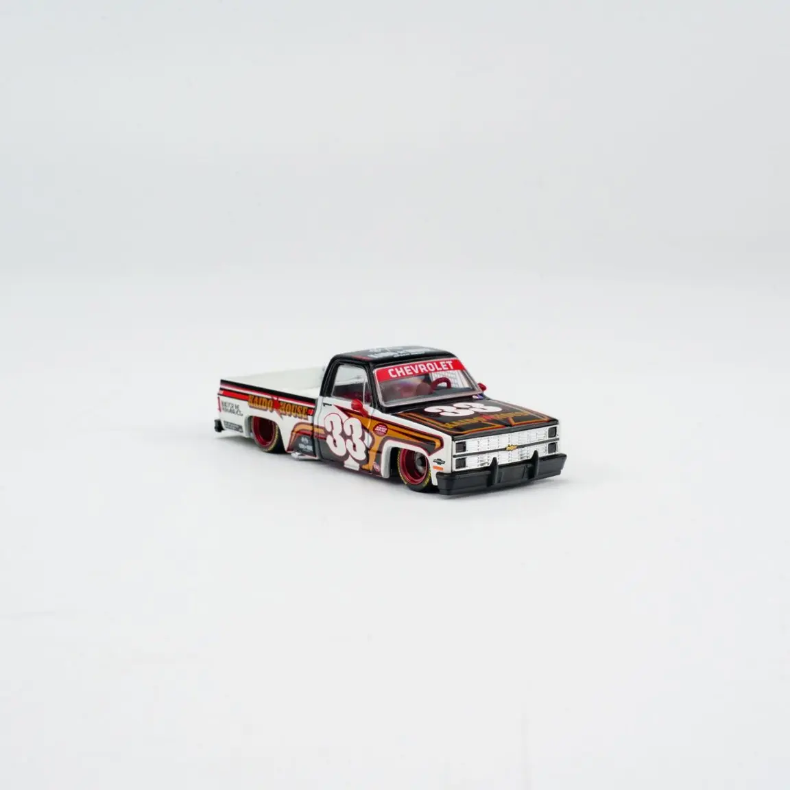 Фото MINIGT 1:64 Модель автомобиля Chevrolet Silverado KAIDO Intimidator V1 из литого металла №2