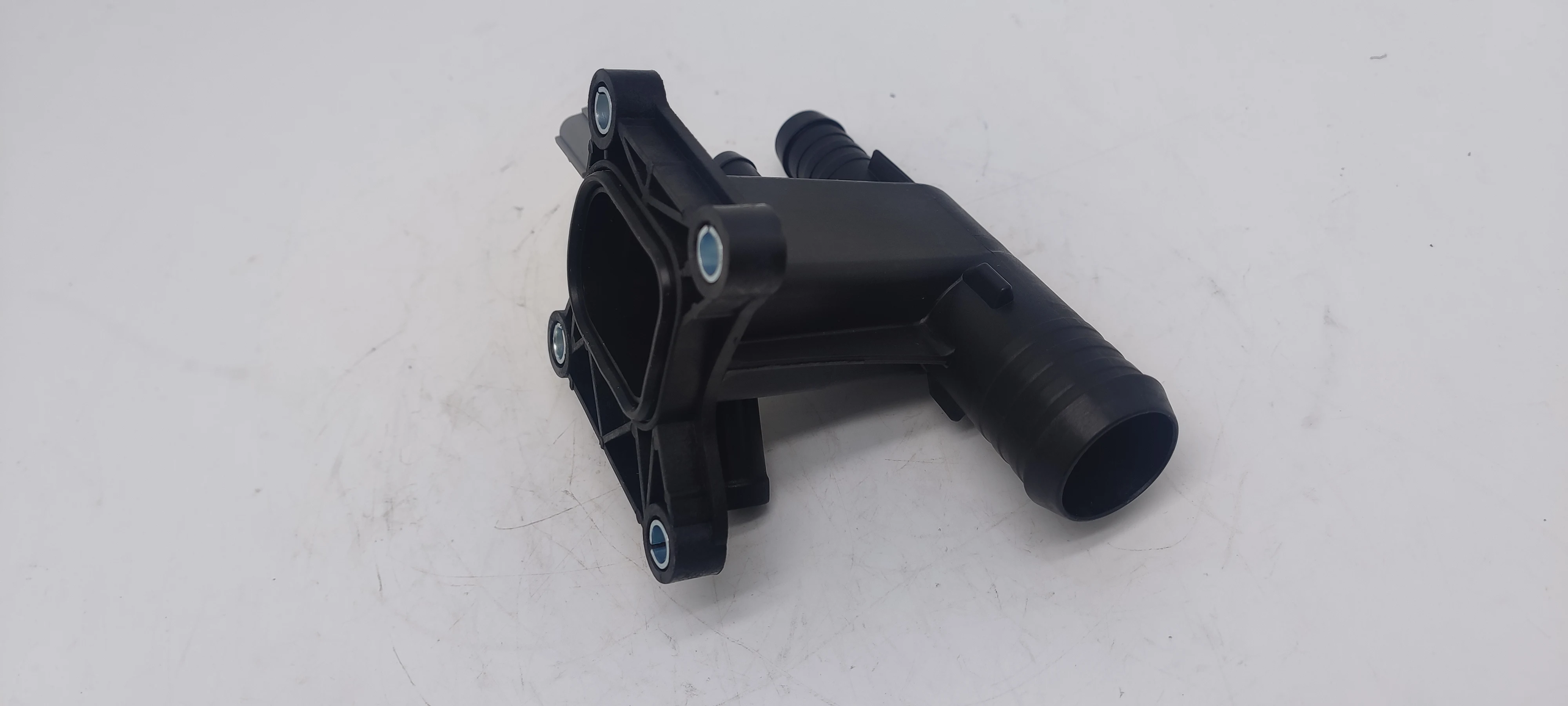 CJ5E8K556BB CJ5E8K556BA Интерфейс термостата охлаждения двигателя Разъем для выхода воды