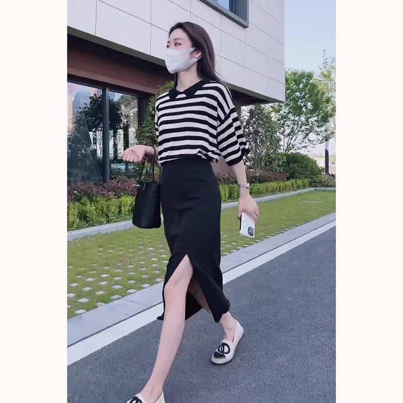 

Одежда сочетается с комплектом слегка зрелой женской одежды в гонконгском стиле Антивозрастная модная юбка с коротким рукавом костюм-двой...