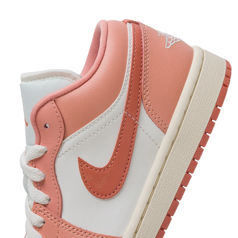 Фото Женские спортивные баскетбольные кроссовки Nike Air Jordan 1 Low с низким профилем для тренировок, модель DC0774-180 №1