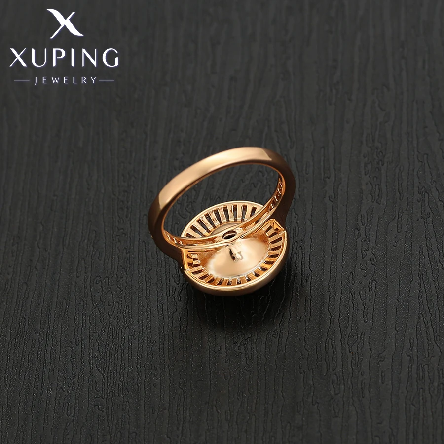 Круглое кольцо с кристаллами