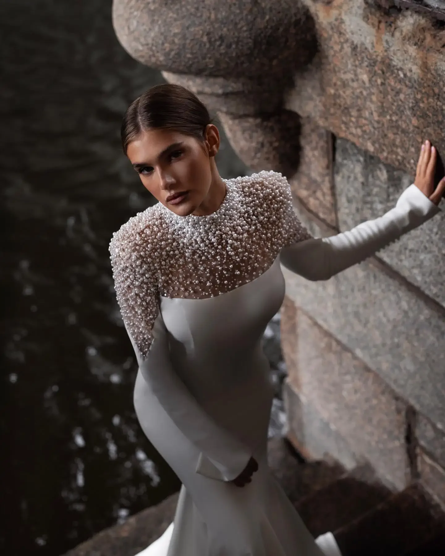 Свадебные платья русалки с высоким воротом и длинными рукавами расшитые бисером