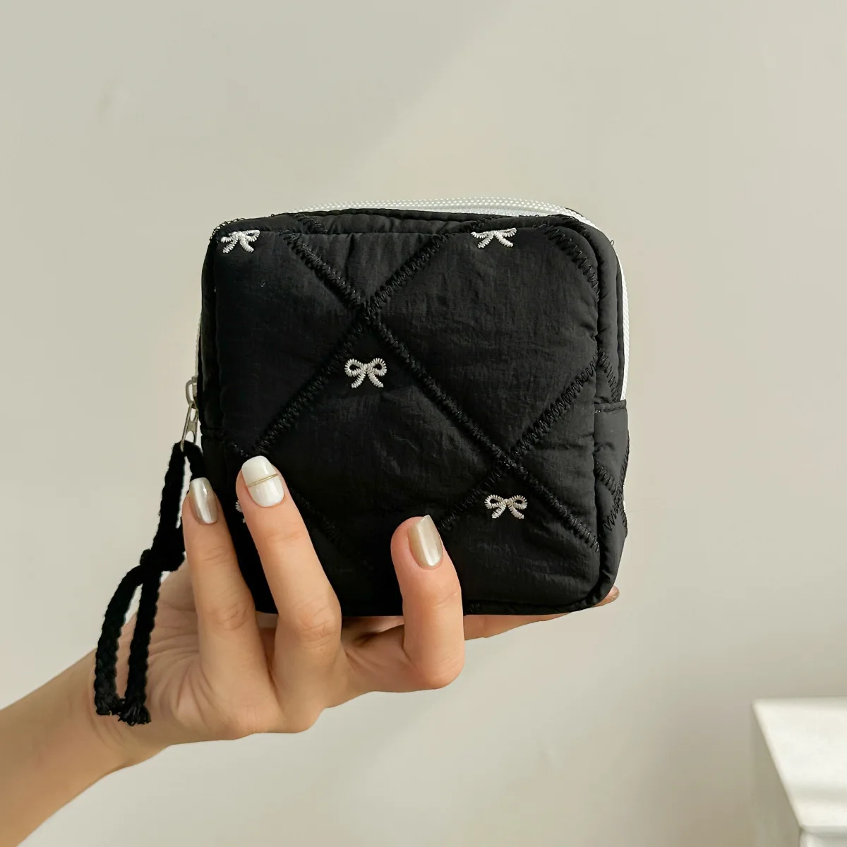 

Милая сумка-органайзер для гигиенических прокладок MAM2410