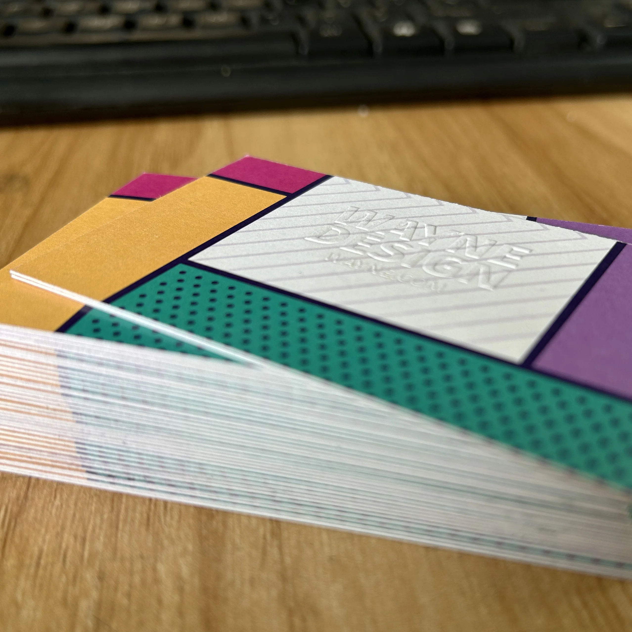 Визитная карточка с тиснением на толстой бумаге цветная визитная логотипом