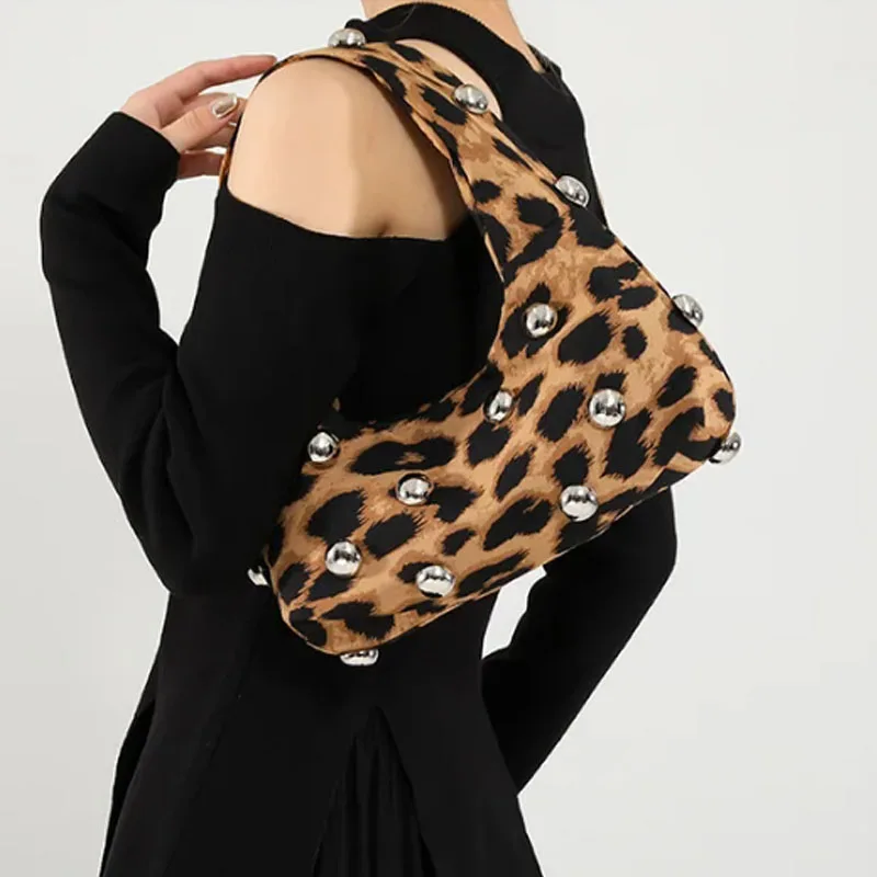 Новая женская сумка с леопардовым принтом модная через плечо заклепками женские