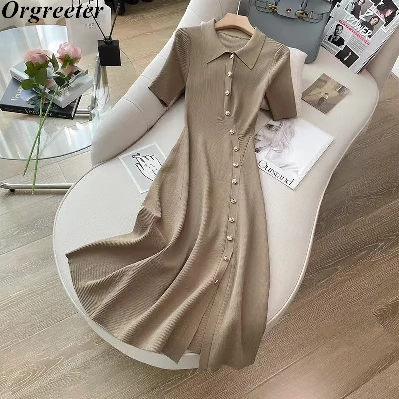 

Женское трикотажное платье-свитер средней длины, с коротким рукавом