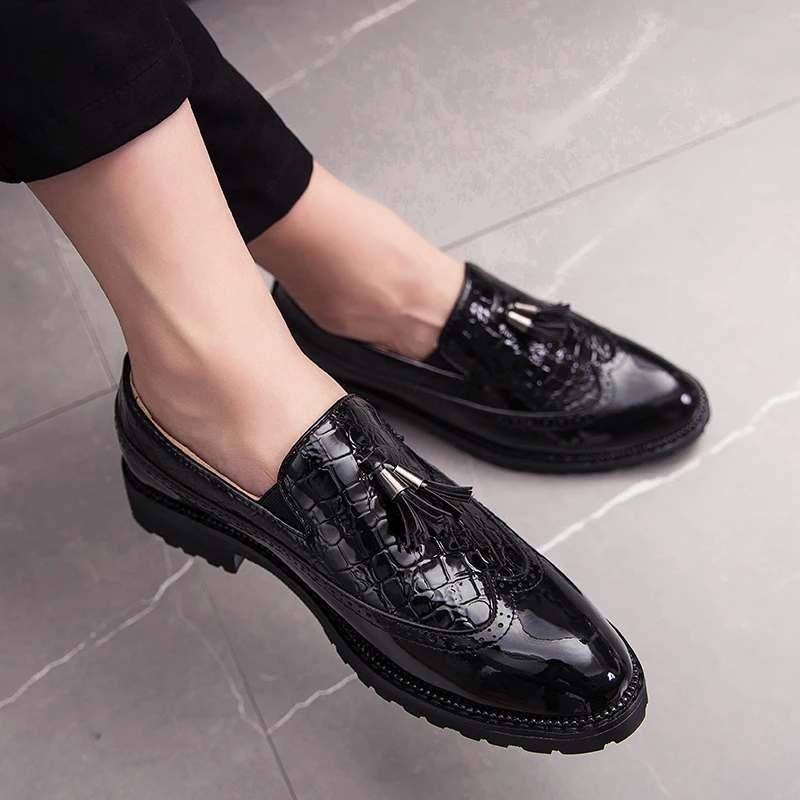 Men's Patent Leather flats Men's Business Pointed Shoes Fashion Casual Flats Men's Tassel Large Size Leather Shoes Size 38-47