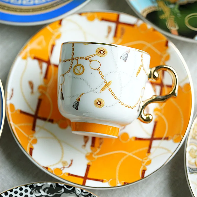 

O presente do ano novo estilo turco luxo cerâmica copos de café e pires conjunto porcelana conjunto de café copos de chá