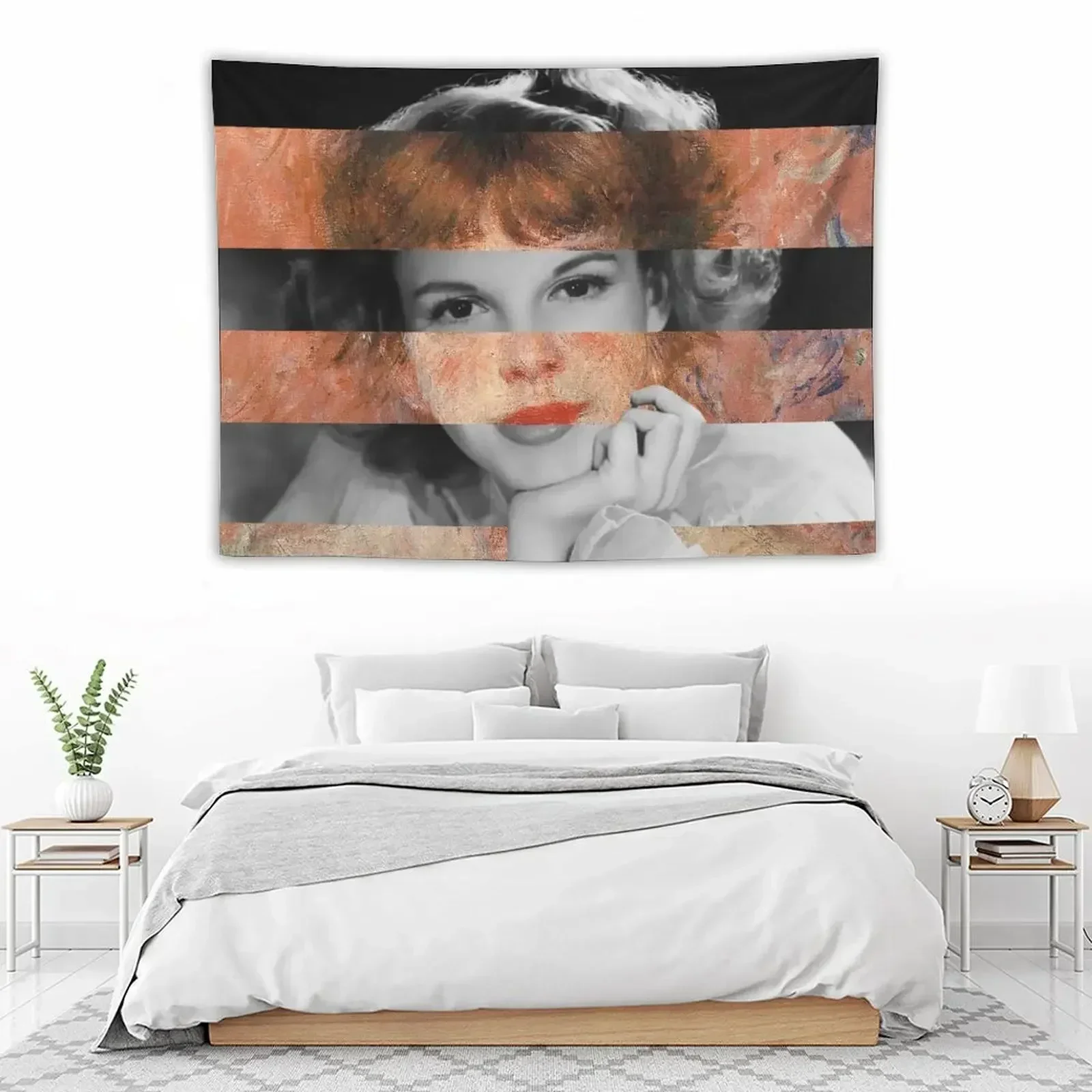 Реноир Жанна Самар в платье с низким вырезом и гобелен Джуди Гирлянда