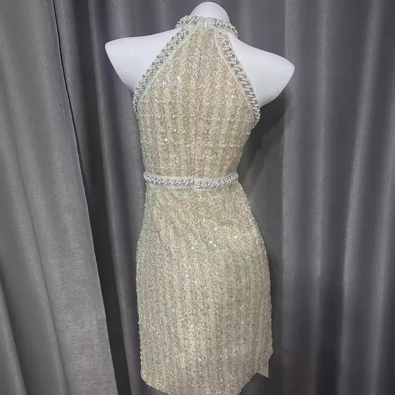 Женское твидовое мини-платье без рукавов с лямкой на шее и бусинами