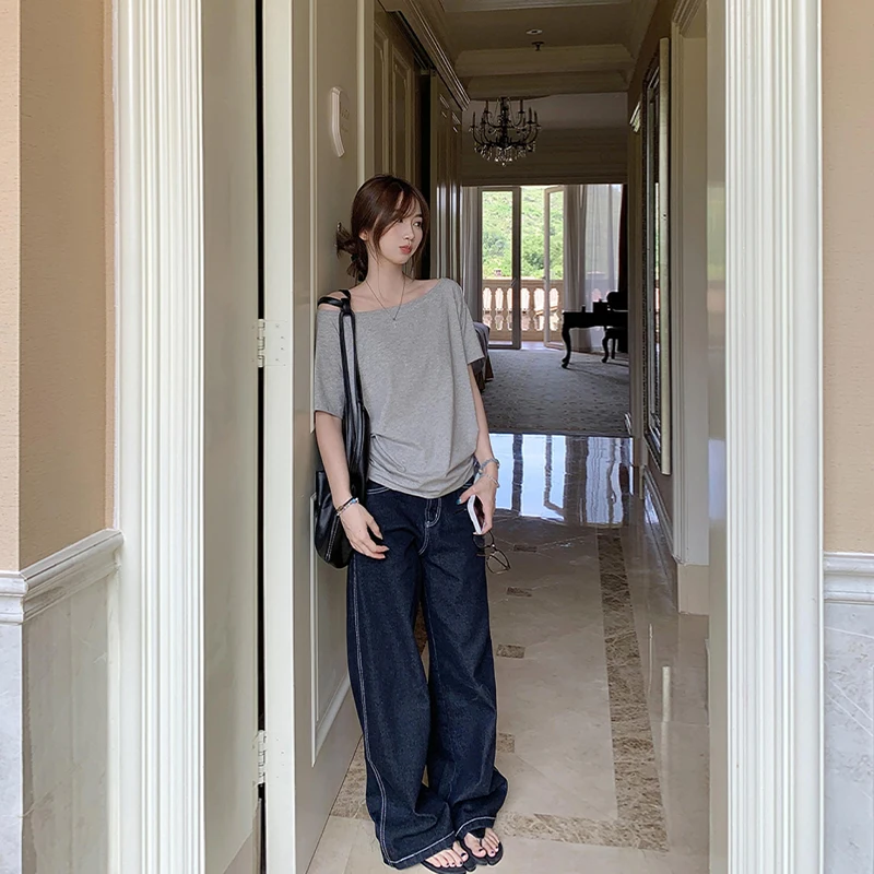 Свободная футболка с открытыми плечами и коротким рукавом