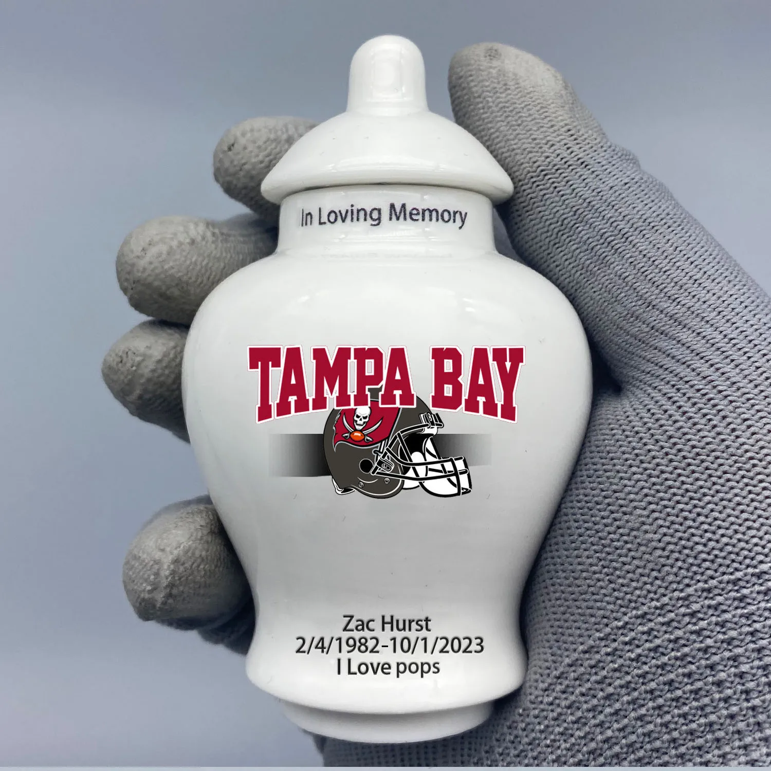 Мини-урна для Tampa Bay Buccaneers-тематический логотип урна. Пожалуйста пришлите мне