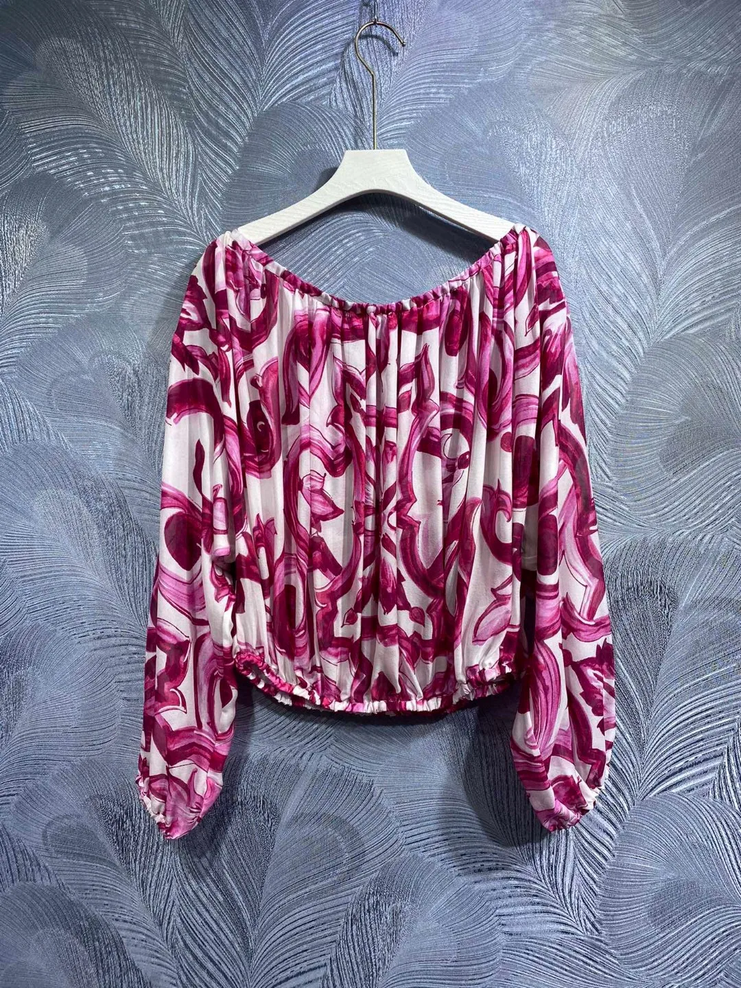 Женская шелковая блузка с открытыми плечами сине-белая Свободная фарфоровым