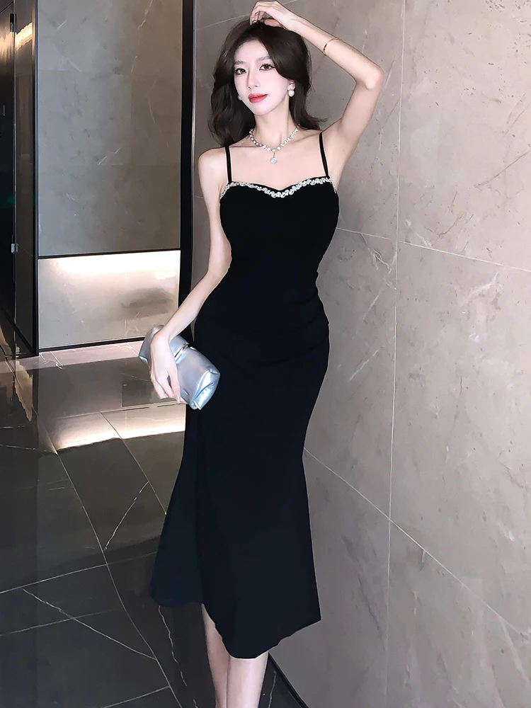 Черное элегантное шикарное пикантное длинное платье на бретельках с