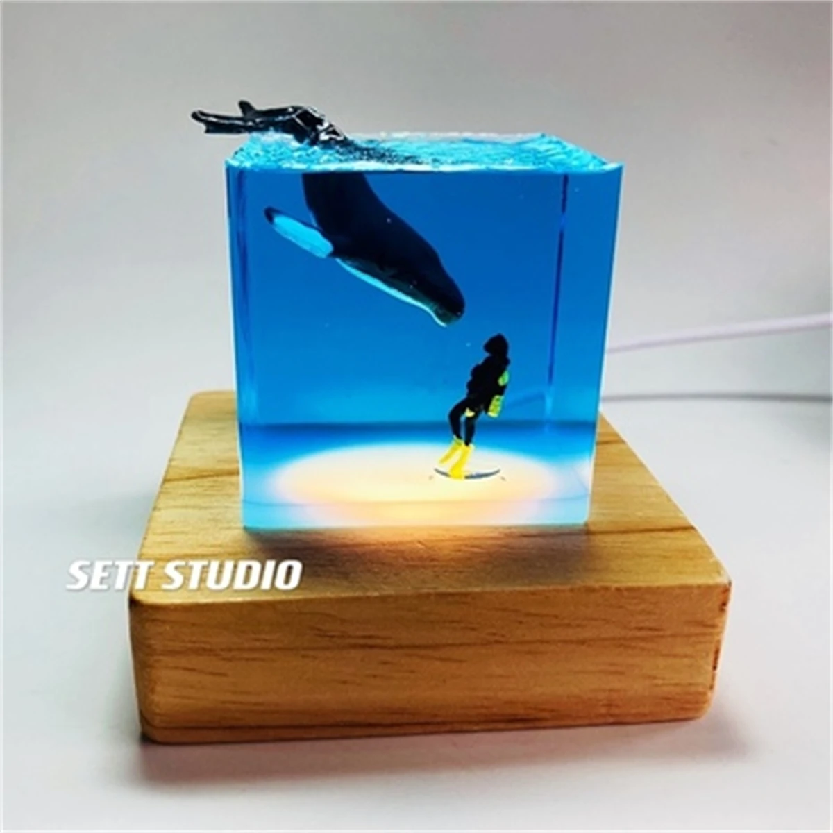 

SETT STUDIO Whale Cetacean Diver Ocean Fish Model Decor Collector Adult Kids Toys Gift Creative Handmade Luminous Animal Figure