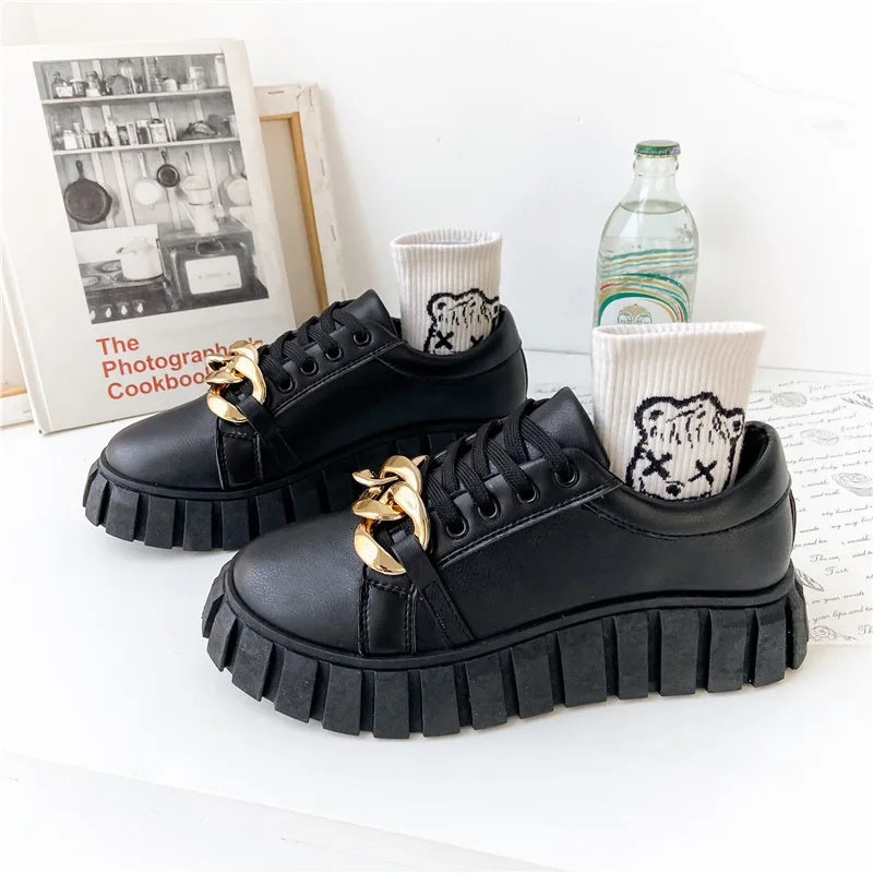 

Женская кожаная обувь, повседневная модная Вулканизированная обувь на нескользящей платформе с круглым носком и металлическим украшением,...